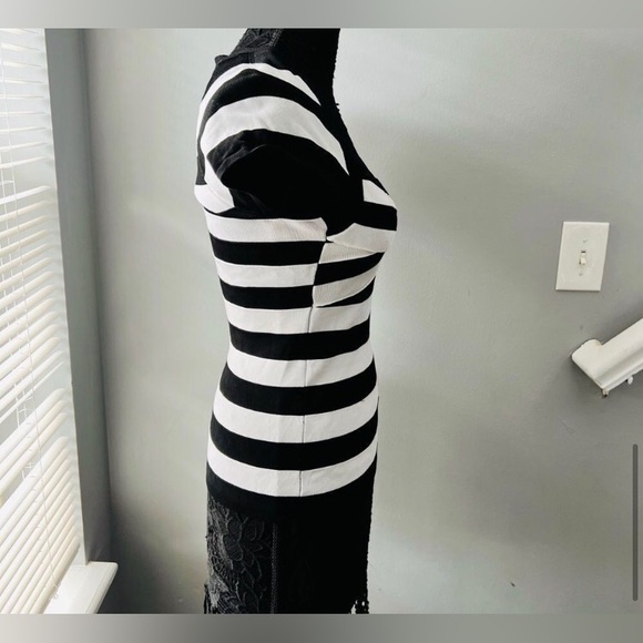 EUC WHBM beautiful black/white stripped fitted bodycon cap sleeve top. - Picture 4 of 11